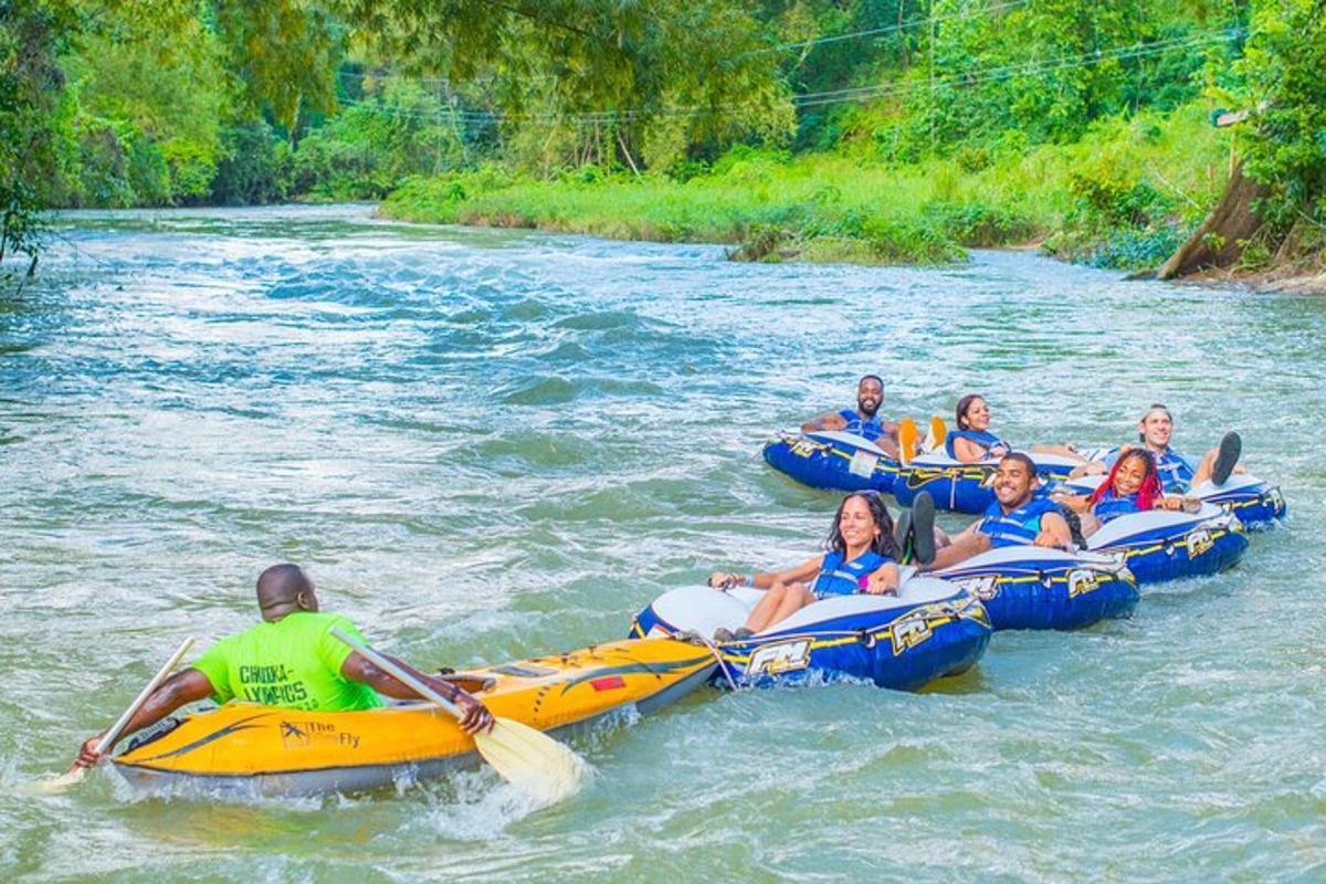 sekumpulan orang menaiki rakit di sungai