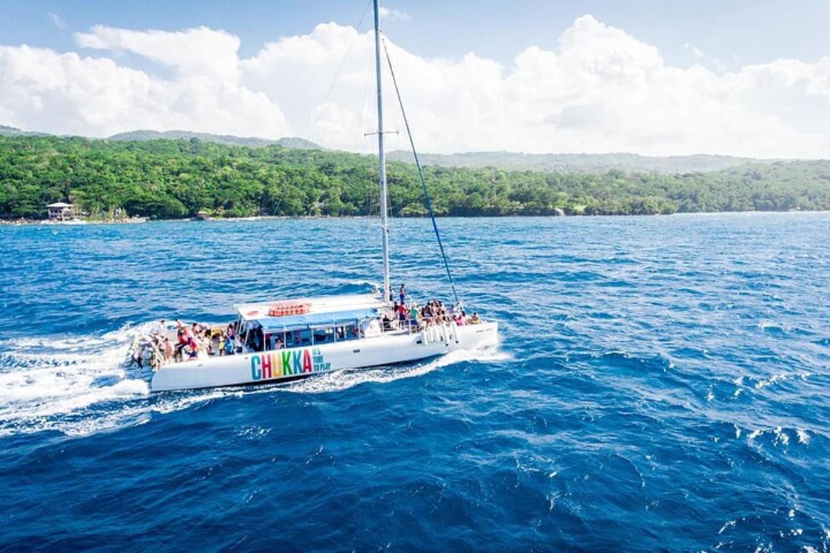 um grupo de pessoas em um barco na água
