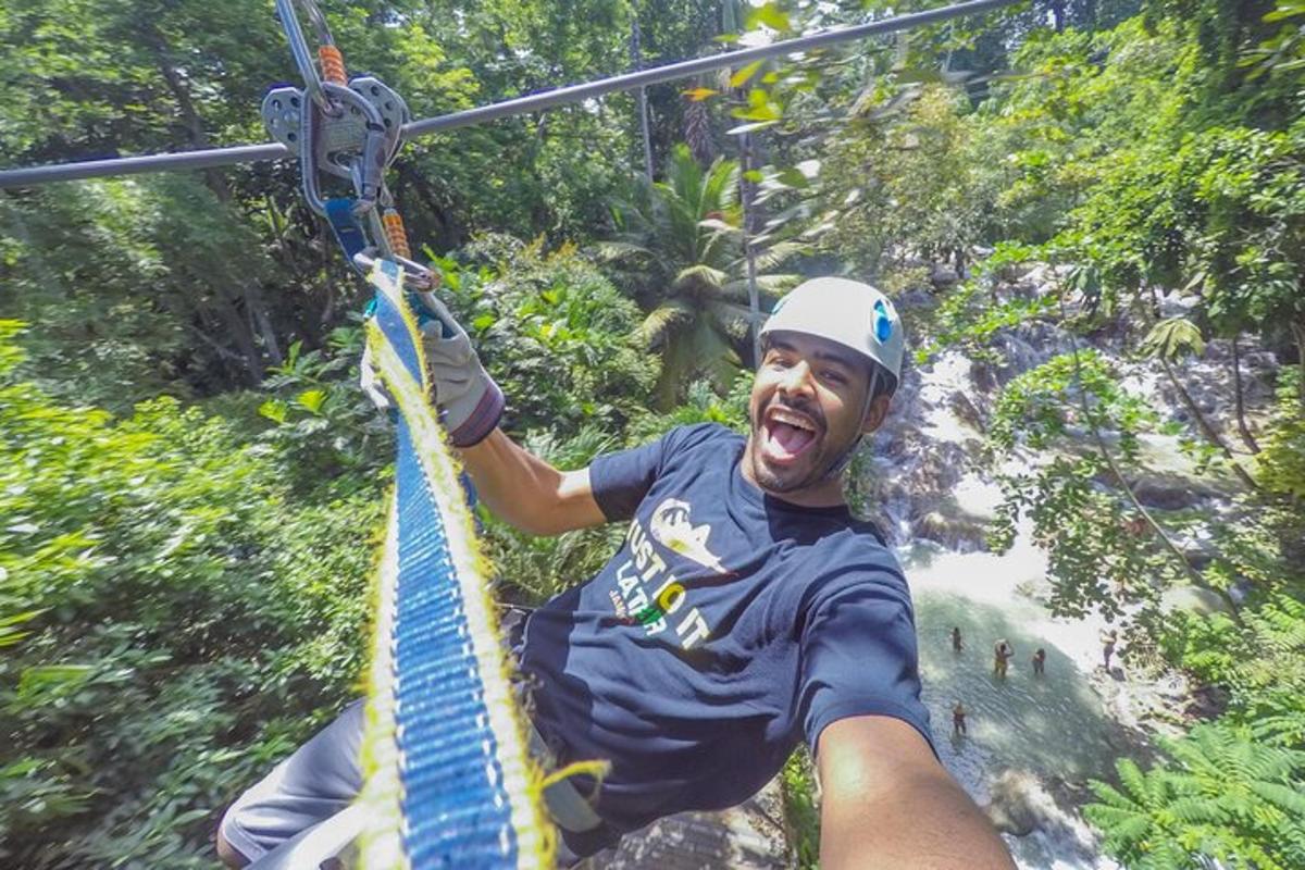 seorang lelaki berzip di dalam hutan