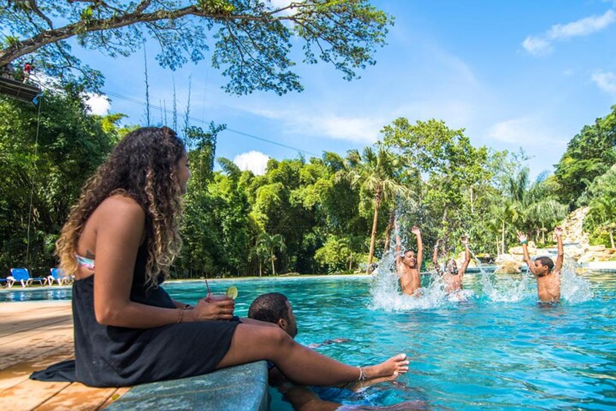 sekumpulan orang di dalam air di kolam renang