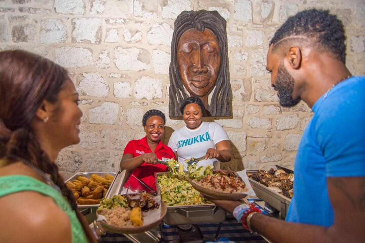 um grupo de pessoas em pé ao redor de uma mesa de comida