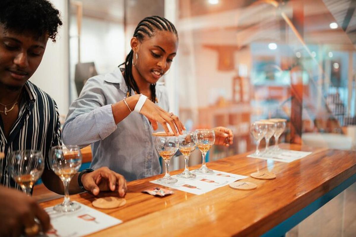 duas pessoas sentadas em um bar com taças de vinho