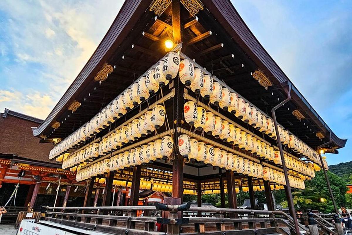 un grande edificio con un tetto con molti ornamenti