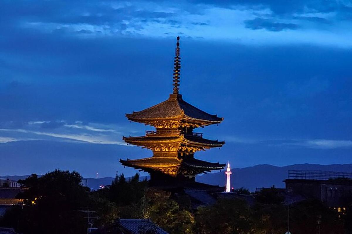 un grande edificio con una torre illuminata di notte