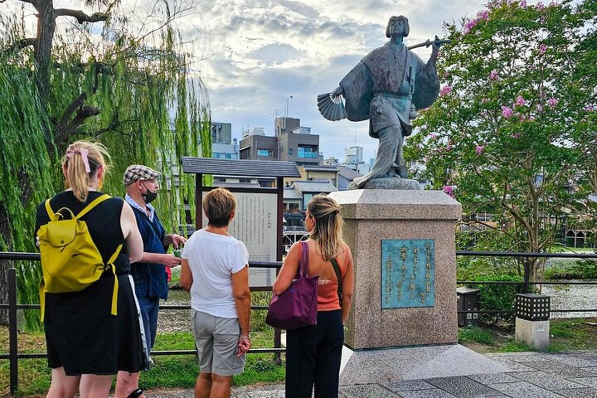 un gruppo di persone in piedi attorno a una statua