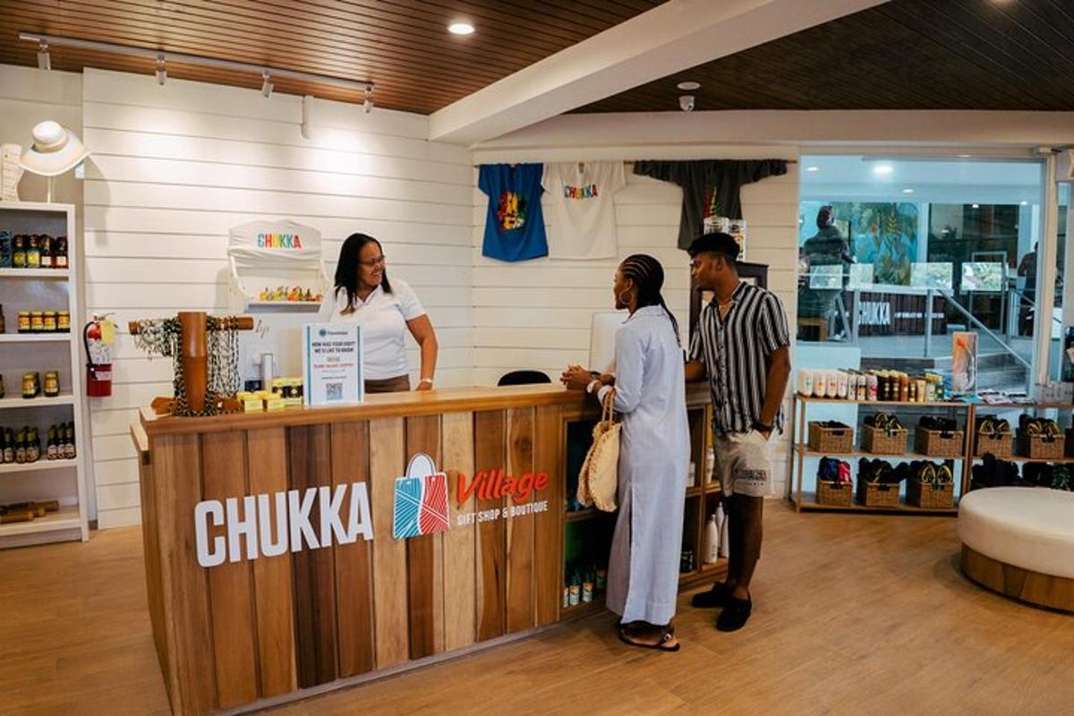 一群人站在商店柜台前