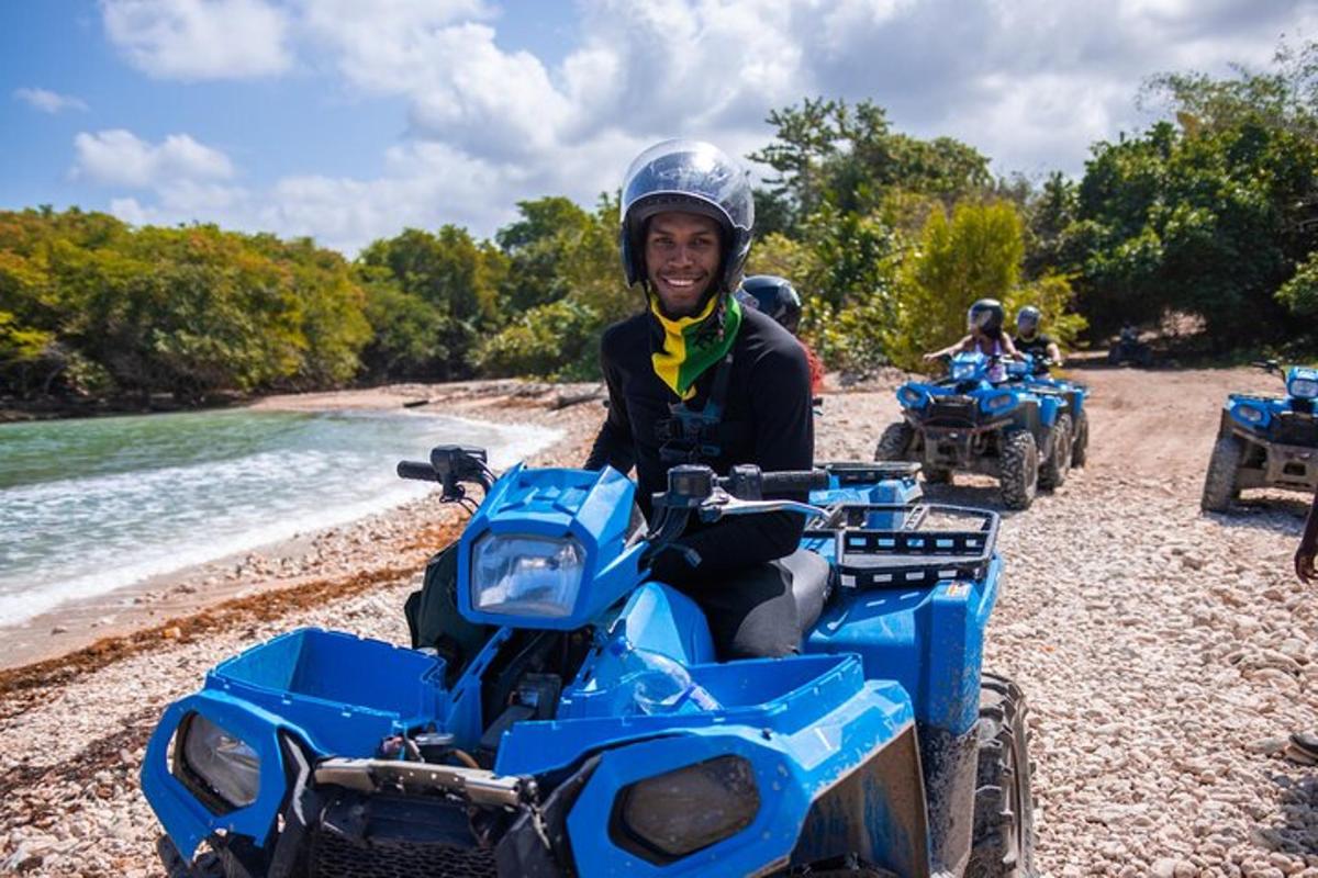 egy csoport ember ATV-zik a strandon