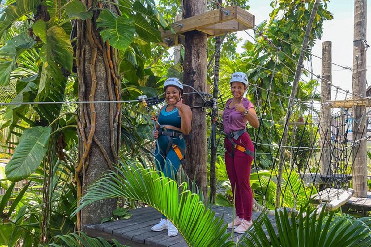 hai người phụ nữ trên đường trượt zipline trong rừng