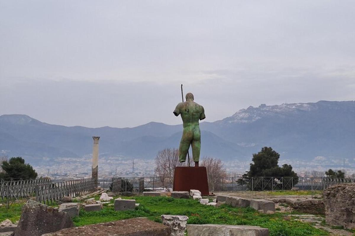 una estàtua d'un home que sosté un bat de beisbol