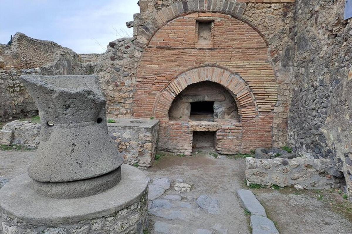 un edifici de maó amb un forn de maó a dins