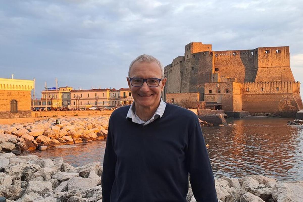 un home dret davant d'un castell