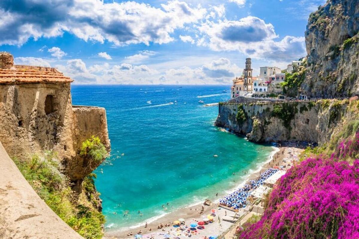 một bãi biển ở Positano trên bờ biển Amalfi