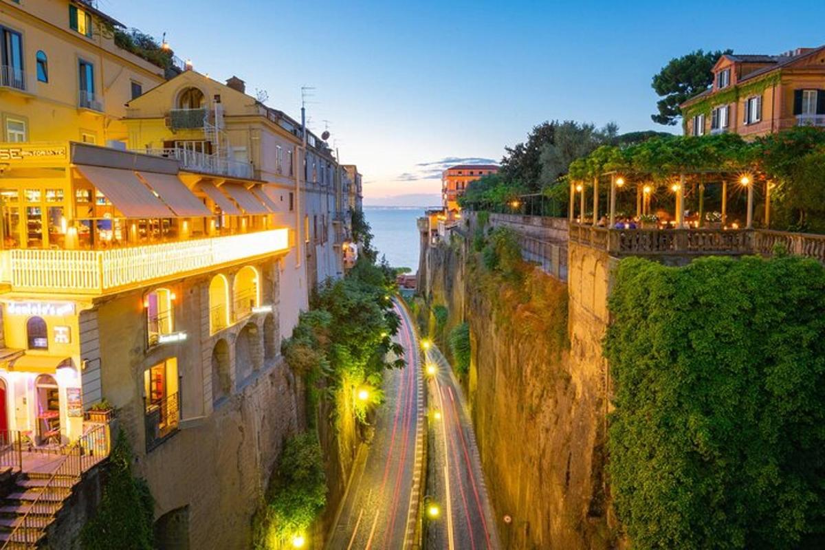 uma vista de uma cidade à noite com edifícios