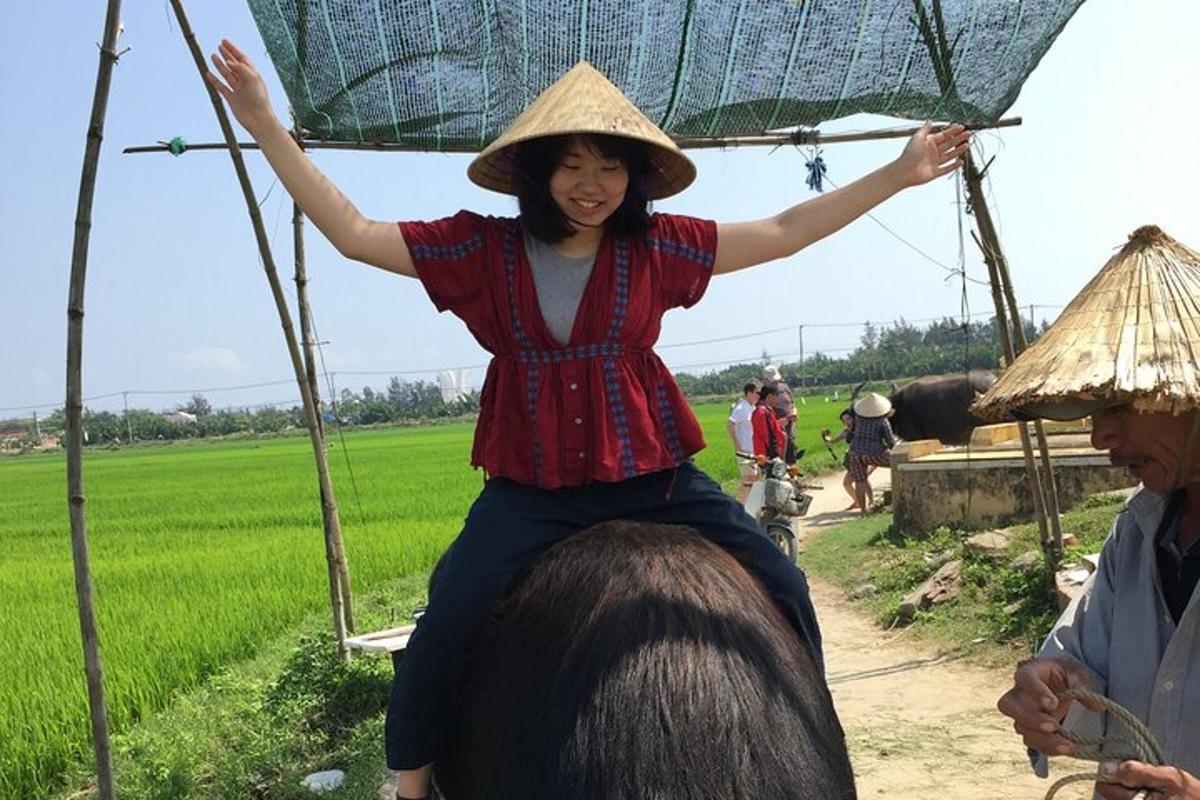 một người phụ nữ đang cưỡi trên lưng ngựa