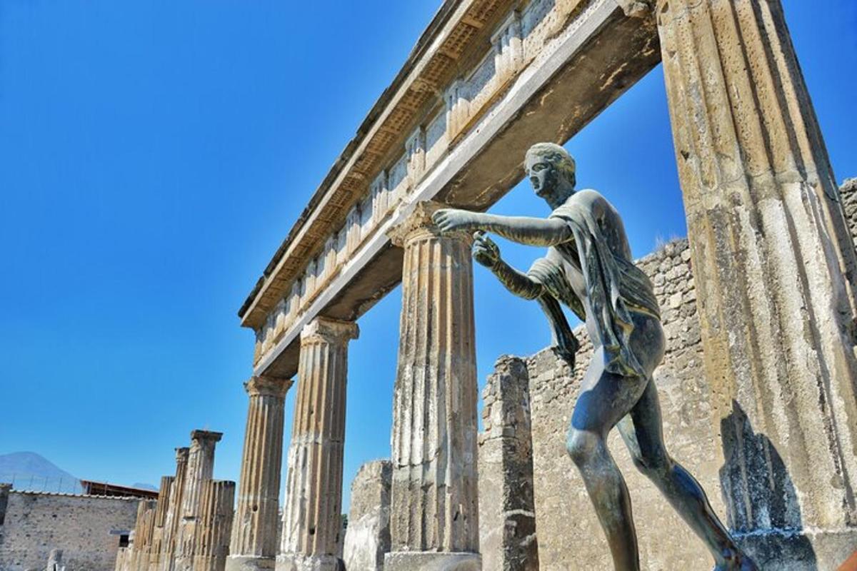 o statuie a unui bărbat care stă în fața unei clădiri