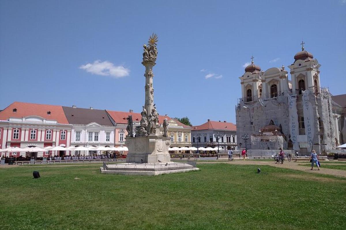socha v poli před budovou