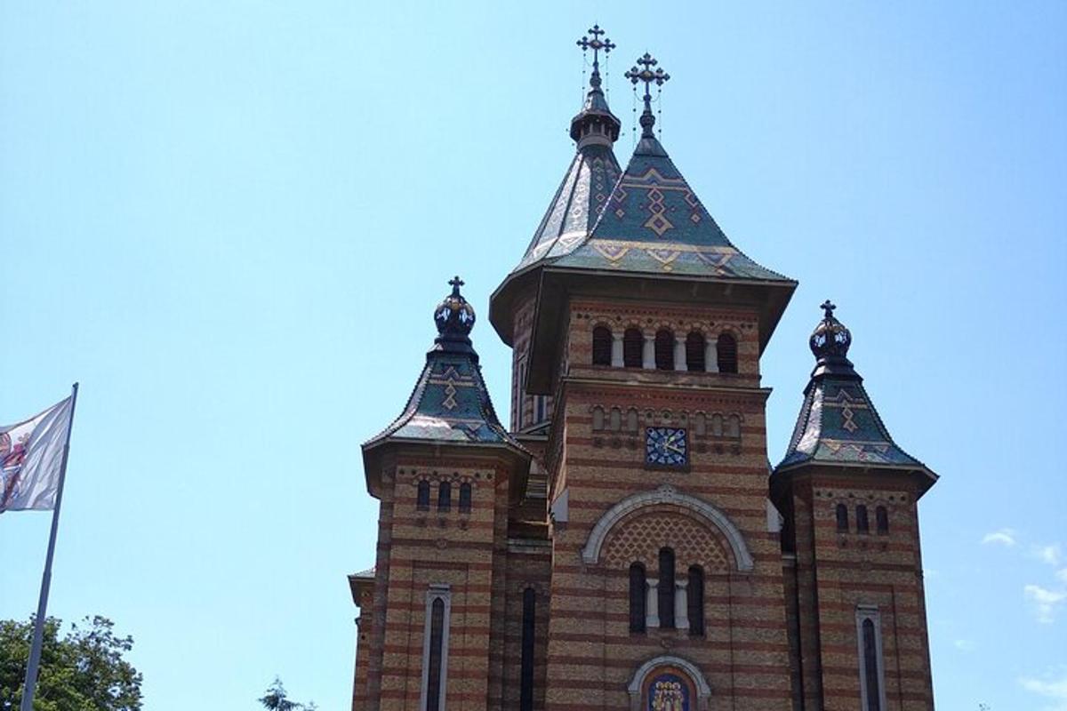 Un edificio con una torre con un reloj.