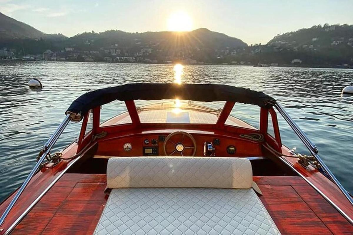 Un barco en el agua con la puesta del sol