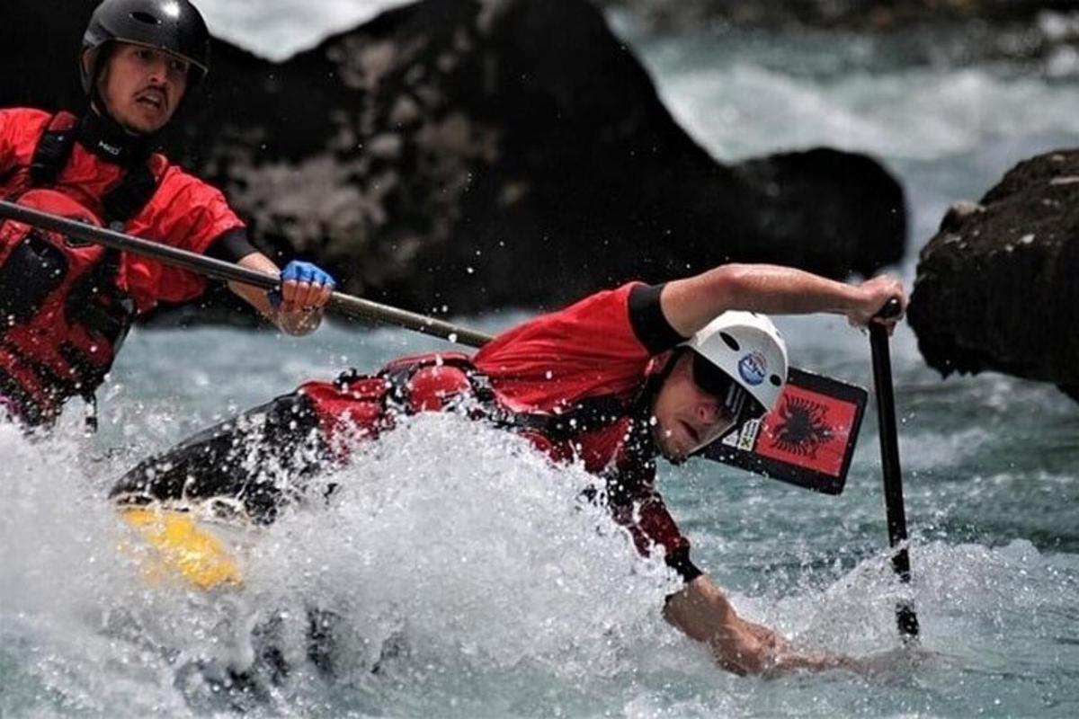 dva lidé na raftu ve vodě