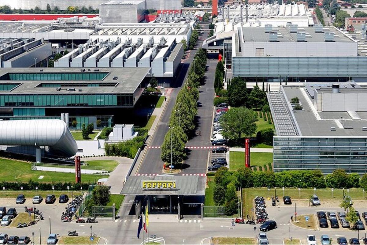 une vue aérienne d'un parking devant un immeuble