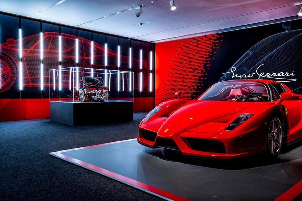 een rode auto staat tentoongesteld in een kamer