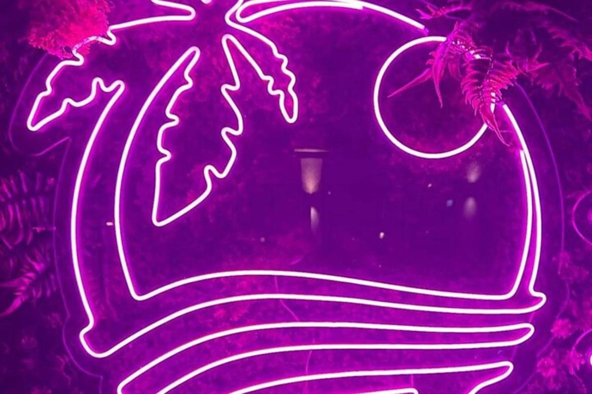 tanda neon dengan pohon Natal di dalam vas