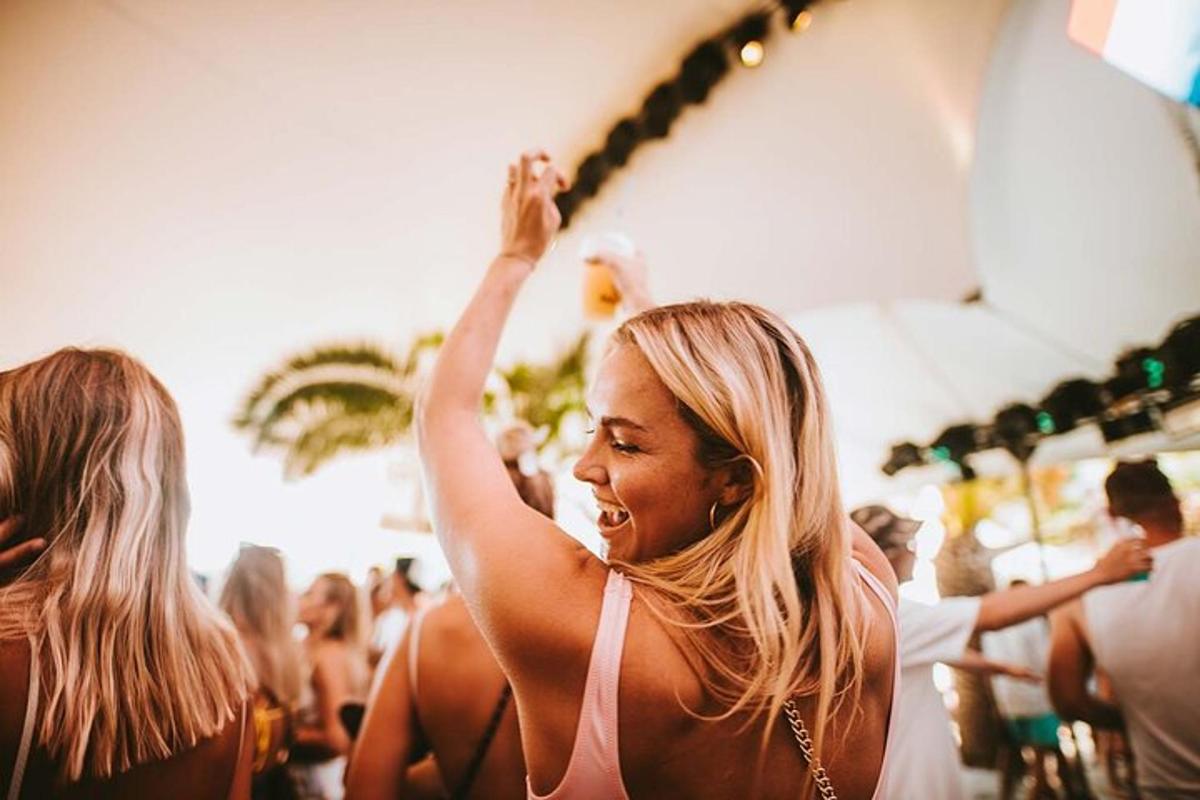 uma mulher com os braços no ar em uma festa