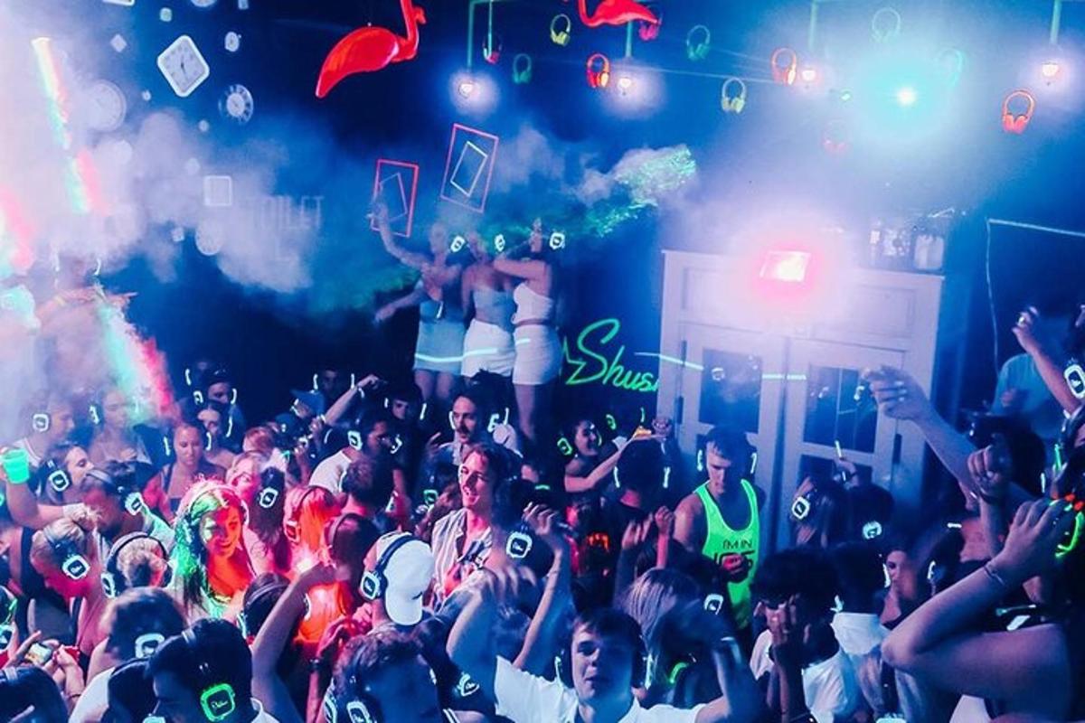 una folla di persone in un club con le mani in aria