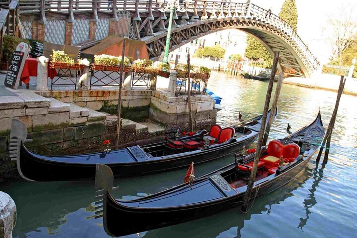 dua gondola di air di bawah jembatan