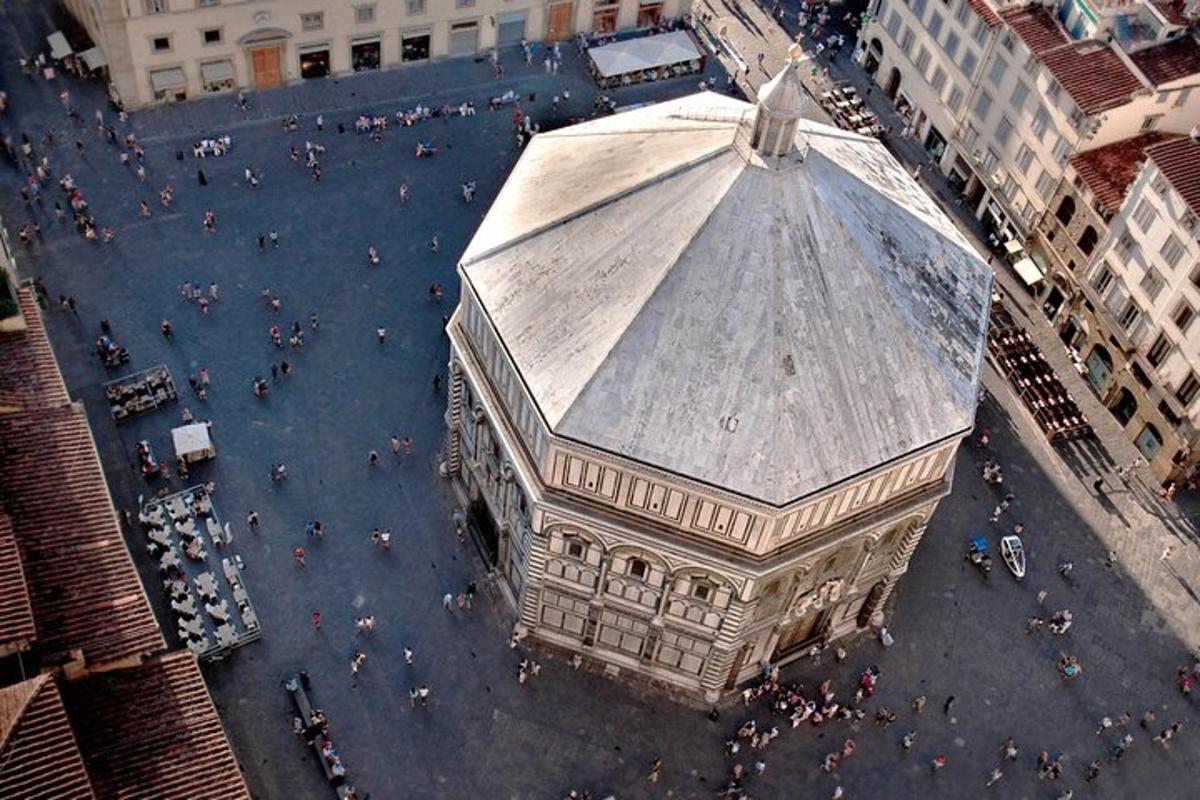 uma vista aérea de um grande edifício em uma cidade