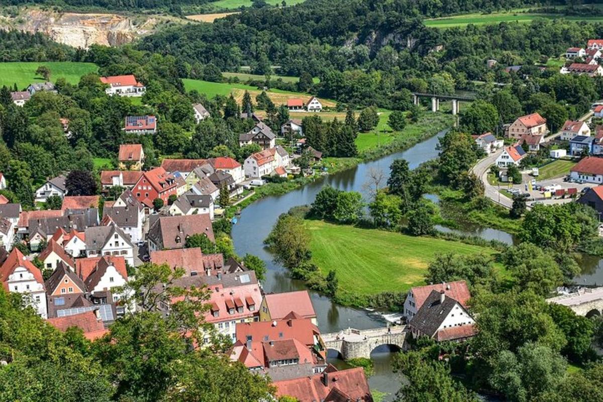 letecký pohľad na mesto s riekou