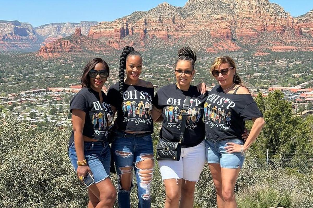 un gruppo di donne in piedi sulla cima di una montagna