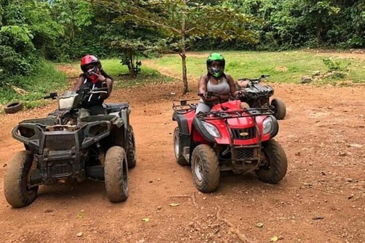 dalawang tao na nakasakay sa mga atv sa isang maruming kalsada