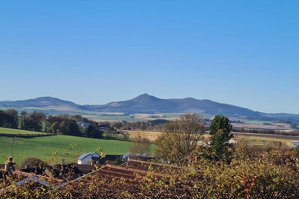una vista di una fattoria con le montagne sullo sfondo