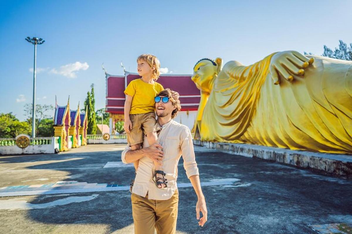 Egy férfi egy gyereket tart a vállán egy vidámparkban
