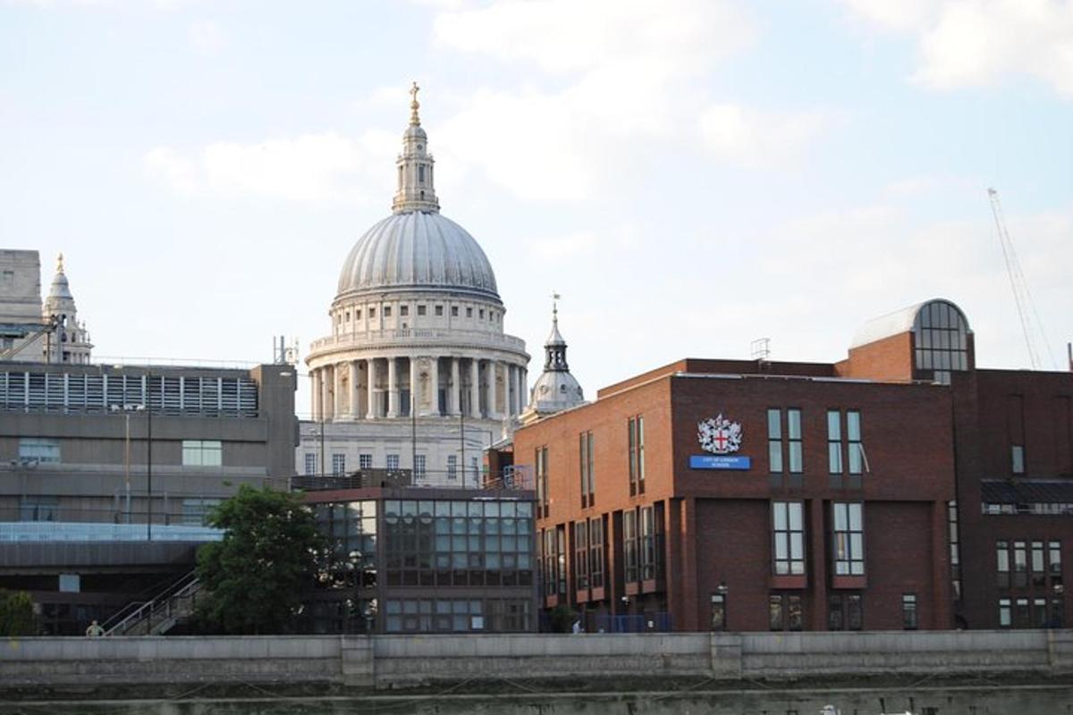 ein Blick auf die St. Pauls Kathedrale in der Stadt