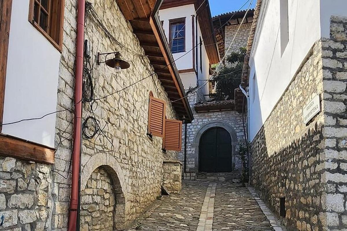 ένα πέτρινο σοκάκι με μια πόρτα σε ένα κτίριο