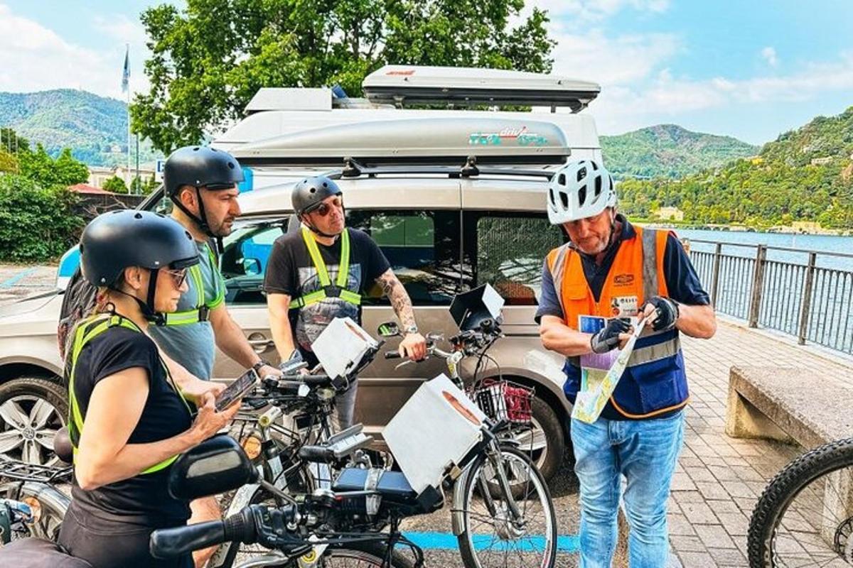 một nhóm người đứng cạnh một chiếc xe tải chở xe đạp của họ