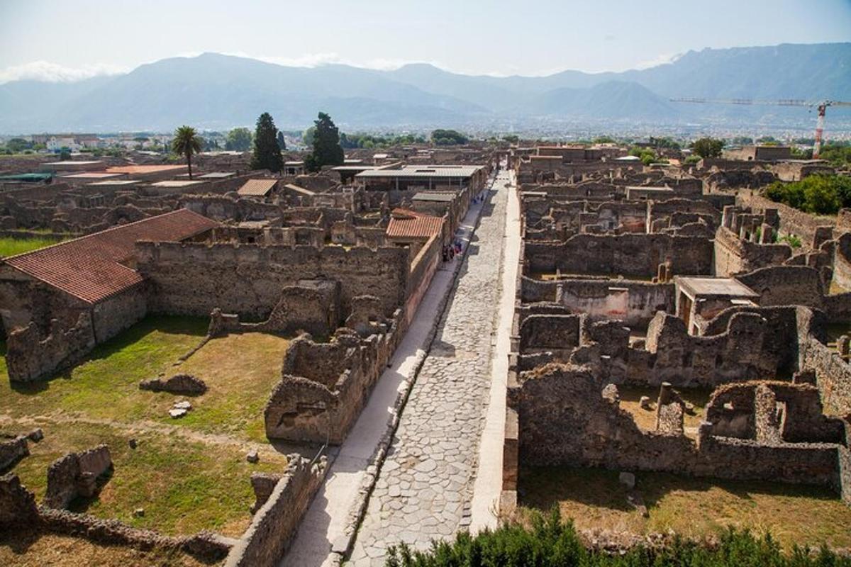 pogled na starodavno mesto z ruševinami
