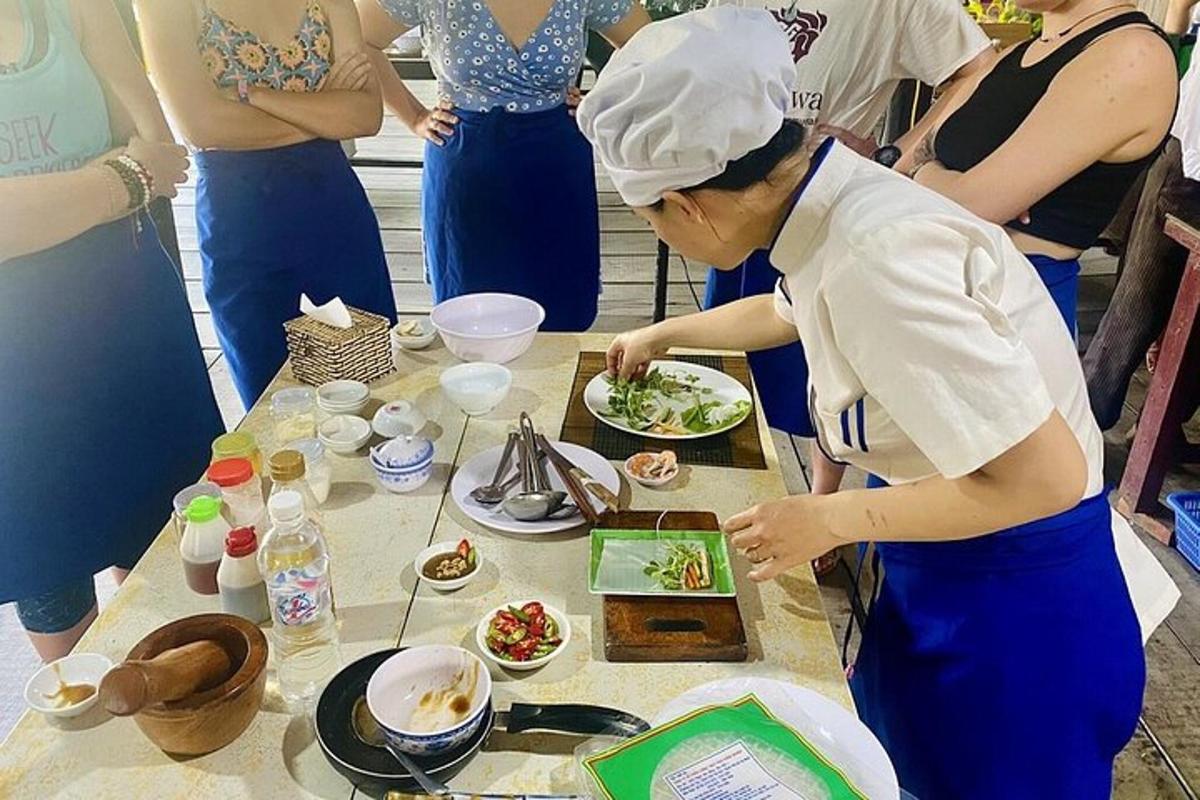 一位戴着厨师帽的女人在餐桌上准备食物