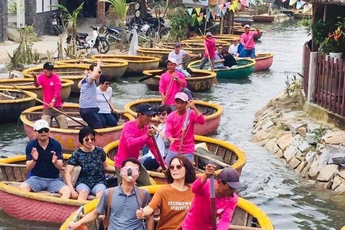 一群人乘船在水中