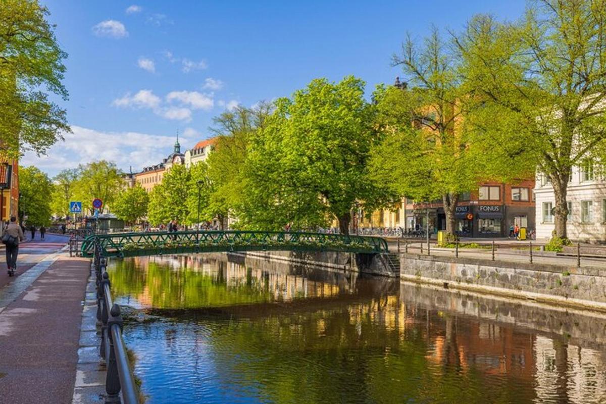 un ponte sopra un fiume in una città