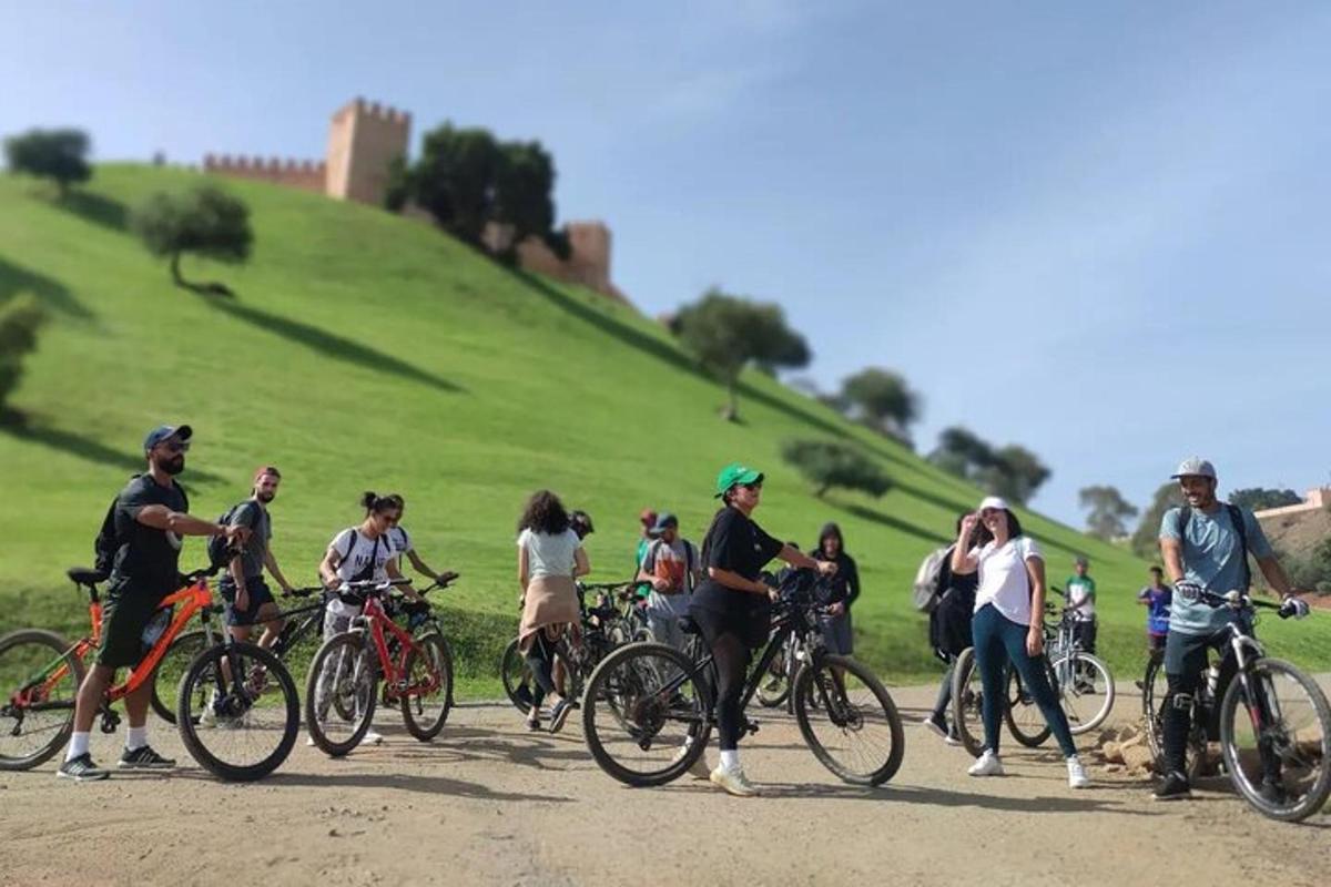 un gruppo di persone in bicicletta su una strada sterrata