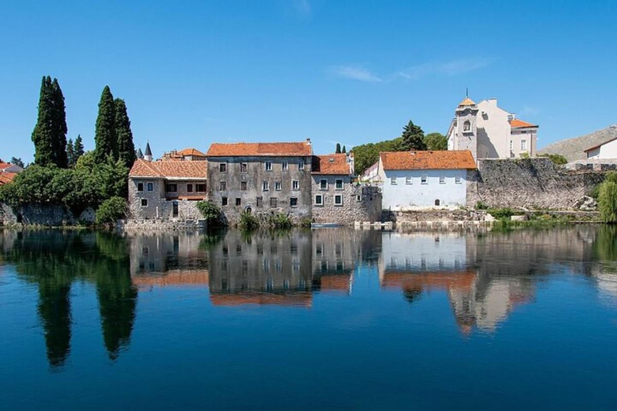 un gruppo di edifici situati in cima a uno specchio d'acqua