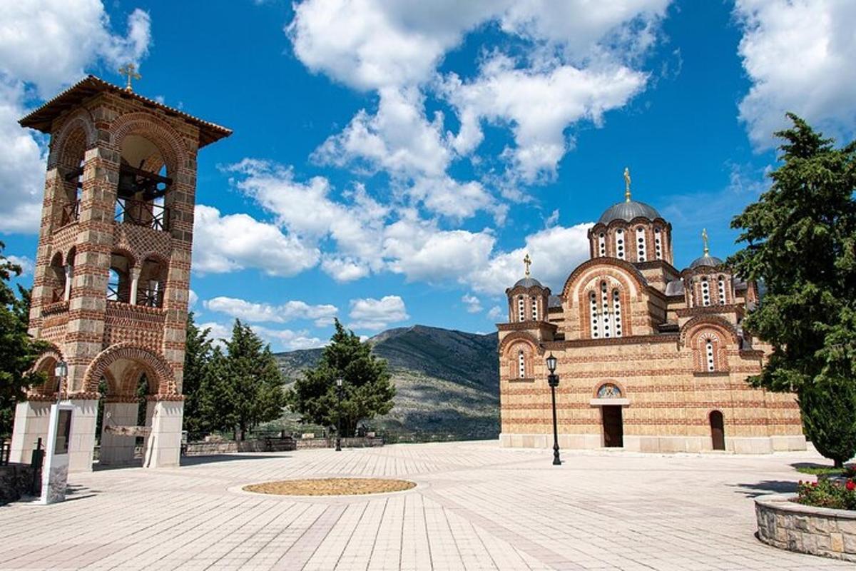 un grande edificio con una torre dell'orologio di fronte