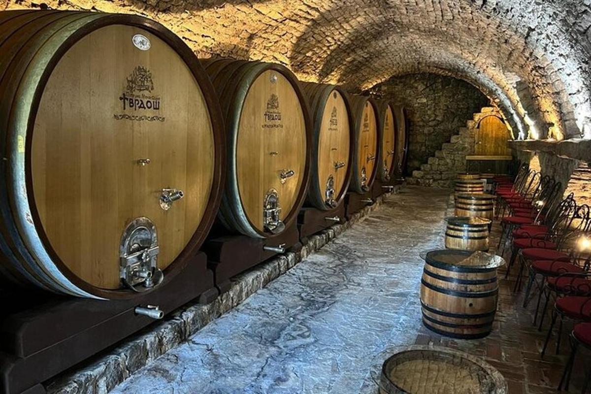 una fila di botti di vino in un tunnel