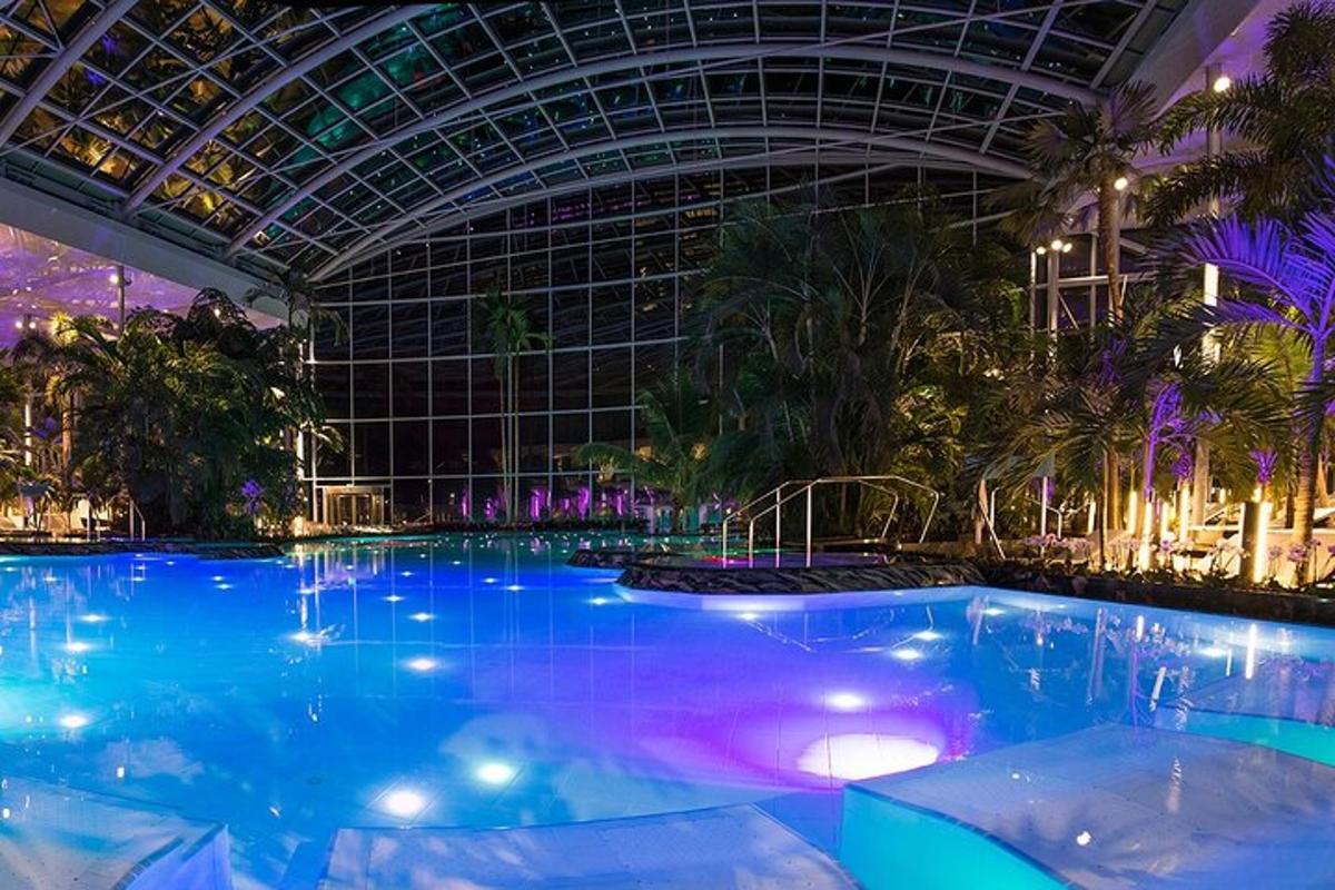 una grande piscina in un edificio con soffitto