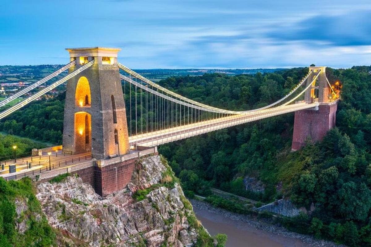 eine Brücke auf einem Berg in der Nähe eines Flusses