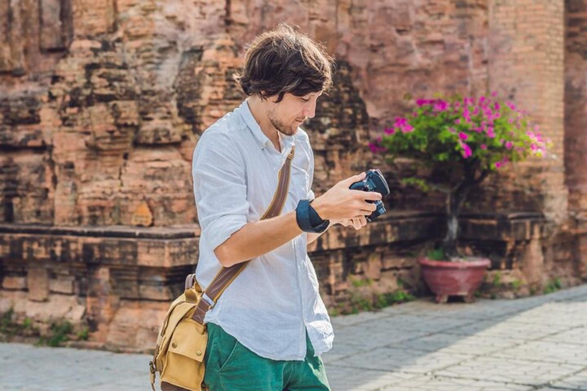 ein Mann mit einer Tasche, der auf sein Handy schaut