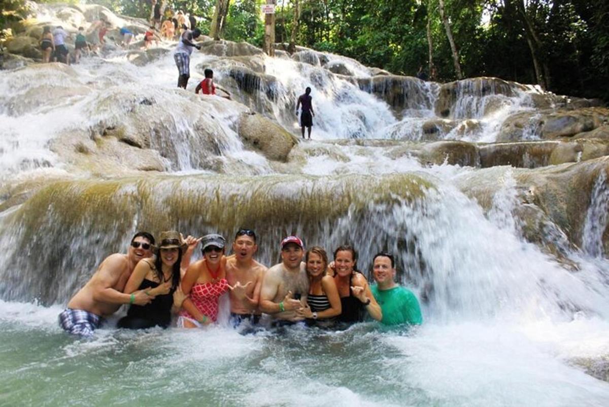 un gruppo di persone in posa davanti a una cascata